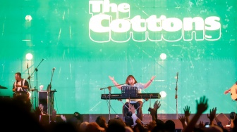 The Cottons Menggebrak Synchronize Fest 2025 dengan Penampilan Provokatif