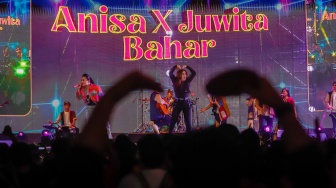 Pedangdut Anisa Bahar dan Juwita Bahar tampil menghibur penonton di acara Synchronize Fest 2025 di Gambir Expo Kemayoran, Jakarta, Jumat (3/10/2025). [Suara.com/Alfian Winanto]