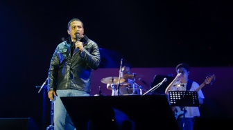 Penyanyi Sal Priadi tampil dalam Pertunjukan Musikal Rangga & Cinta di acara Synchronize Fest 2025 di Gambir Expo Kemayoran, Jakarta, Sabtu (4/10/2025). [Suara.com/Alfian Winanto]