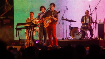 Grup musik The Cottons tampil menghibur penonton di acara Synchronize Fest 2025 di Gambir Expo Kemayoran, Jakarta, Jumat (3/10/2025). [Suara.com/Alfian Winanto]