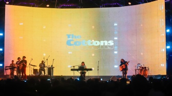 Grup musik The Cottons tampil menghibur penonton di acara Synchronize Fest 2025 di Gambir Expo Kemayoran, Jakarta, Jumat (3/10/2025). [Suara.com/Alfian Winanto]