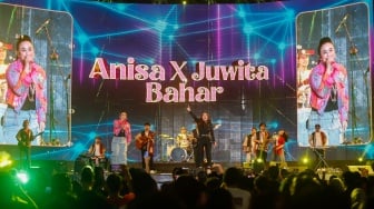 Pedangdut Anisa Bahar dan Juwita Bahar tampil menghibur penonton di acara Synchronize Fest 2025 di Gambir Expo Kemayoran, Jakarta, Jumat (3/10/2025). [Suara.com/Alfian Winanto]