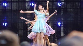 Grup Idol JKT48 tampil menghibur penonton di acara Synchronize Fest 2025 di Gambir Expo Kemayoran, Jakarta, Sabtu (4/10/2025). [Suara.com/Alfian Winanto]