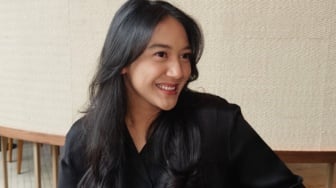 Foto Suami Hilang, Benarkah Rumah Tangga Putri Tanjung Retak?