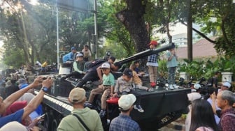 Monas Dibanjiri Warga, Tank Tempur Jadi Rebutan Spot Foto untuk Anak-Anak di HUT ke-80 TNI