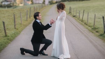 Bak di Negeri Dongeng, 7 Momen Romantis El Rumi Lamar Syifa Hadju di Lembah Swiss