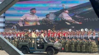 HUT TNI ke-80 di Monas, Warga Berebut Foto Saat Prabowo Melintas Naik Maung Putih