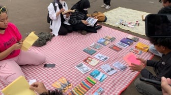 Demo di Tengah Reses DPR: Mahasiswa Gelar 'Piknik Protes' Sambil Baca Buku, Cara Unik untuk Melawan