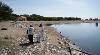 Aksi Bersih Pantai Bali: Dari Pungut Sampah hingga Edukasi Daur Ulang