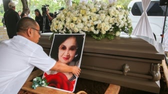 Prosesi Pemakaman Yurike Sanger, Istri ke-7 Bung Karno