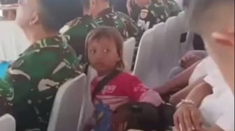 Viral! Gadis Cilik Masuk ke Acara HUT TNI dan Minta-minta, Warganet Ini Malah Bicara 'Pesan Tuhan'