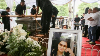 Petugas bersiap memakamkan jenazah istri ke- 7 Presiden Soekarno Alm Yurike Marianne Sanger di blok khusus TPU Tanah Kusir, Kebayoran Lama, Jakarta, Senin (6/10/2025). [ANTARA FOTO/Muhammad Iqbal/foc]