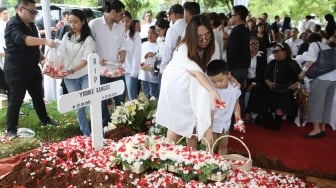 Keluarga dan kerabat melakukan tabur bunga di atas pusara istri ke- 7 Presiden Soekarno Alm Yurike Marianne Sanger usai dimakamkan di blok khusus TPU Tanah Kusir, Kebayoran Lama, Jakarta, Senin (6/10/2025). [ANTARA FOTO/Muhammad Iqbal/foc]