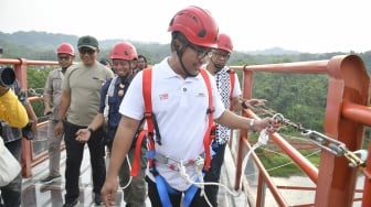 Sensasi Melayang di Tinjomoyo: Jembatan Kaca Kini Dibuka, Hidupkan Kembali Pariwisata Semarang
