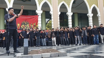 'Kuburan Demokrasi' Dibuat di UII: Mahasiswa Geram, Tuntut Pembebasan Paul dan Aktivis Lain