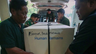Petugas kargo jenazah menurunkan peti jenazah Alm Yurike Marianne Sanger setibanya dari Kota New York , Amerika Serikat di Terminal kargo Bandara Soekarno Hatta, Tangerang, Banten, Minggu (5/10/2025). [ANTARA FOTO/Muhammad Iqbal/foc]
