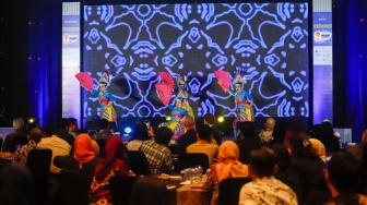 Penampilan Tari daerah saat pembukaan Local Media Summit (LMS) 2025 di Hotel JW Marriot, Jakarta, Selasa (7/10/2025). [Suara.com/Alfian Winanto]