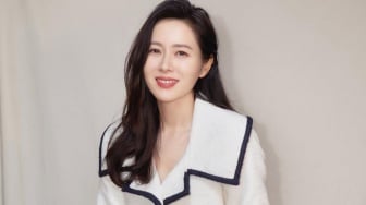 Manis nan Elegan, Ini 4 Inspirasi OOTD Son Ye Jin yang Wajib Kamu Coba!
