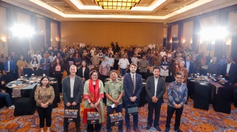 (dari kanan ke kiri) Wamen Komdigi Nezar Patria, Pemimpin Redaksi Suara.com Suwarjono, Perwakilan Kedutaan Besar Norwegia Truls Loke Desbans, Ketua Komisi Hukum Dewan Pers Abdul Manan, Head of Cooperation EU Delegation Indonesia Saiti Gusrini, IMS Asia Regional Lars Bestle dan IMS Country Programme Eva Danayanti foto bersama dengan para peserta saat pembukaan Local Media Summit (LMS) 2025 di Hotel JW Marriot, Jakarta, Selasa (7/10/2025). [Suara.com/Alfian Winanto]