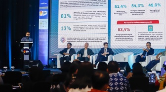 Wamen Komdigi Nezar Patria memberikan sambutan saat pembukaan Local Media Summit (LMS) 2025 di Hotel JW Marriot, Jakarta, Selasa (7/10/2025). [Suara.com/Alfian Winanto]