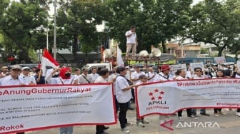 Protes Raperda KTR, Massa Pedagang Geruduk DPRD DKI: Pendapatan Kami Hari ini buat Hidup Besok!