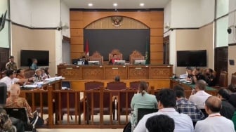 Dipimpin Hotman Paris, Kubu Nadiem Serahkan Tumpukan Dokumen saat Praperadilan di PN Jaksel