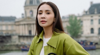 Saat Sultan Andara Beraksi, Nagita Slavina Terciduk Pakai iPhone 17 Pro untuk Mengintip Artis Dunia