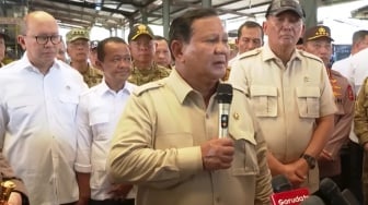 Saat Prabowo Ungkap Kerugian Rp300 Triliun, Bahlil Terciduk 'Colek Mesra' Menteri Rosan: Ada Apa?