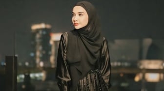Zaskia Sungkar Pakai Payung Seharga Motor, Bisa Menahan Segala Badai?