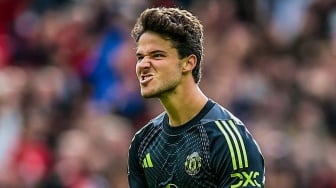 Senne Lammens Ketar-ketir, Manchester United Masih Ingin Rekrut Emiliano Martinez