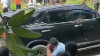 Detik-detik Mobil Kapolres Kuansing Diamuk Massa saat Penertiban PETI