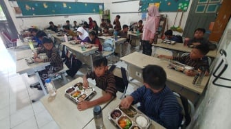 Kisah Daffa Lahap 4 Lele di Menu MBG, Titip Pesan ke Prabowo: Mau Mie Ayam!