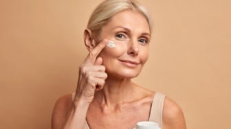 7 Sunscreen Terbaik untuk Flek Hitam Usia 50 Tahun, Atasi Garis Penuaan