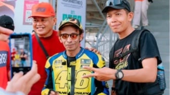 Viral 'Valentino Rossi' Nongol di Mandalika, Langsung Diserbu Emak-emak Minta Foto