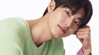 Banyak Dilirik! 4 Ide Clean Outfit ala Park Young Woon untuk Segala Momen