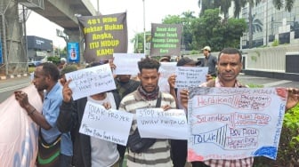 Ekosida! Spanduk Protes Warnai Aksi Tolak PSN Papua di Jakarta, Ancam Demo Lebih Besar di Istana