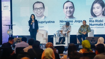 Narasumber memberikan pemaparan dalam sesi talkshow dan workshop saat acara Local Media Summit (LMS) 2025 di Hotel JW Marriot, Jakarta, pada Rabu (8/10/2025). [Suara.com/Alfian Winanto]