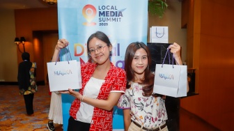 Peserta berfoto saat acara Local Media Summit (LMS) 2025 di Hotel JW Marriot, Jakarta, pada Selasa (7/10/2025). [Suara.com/Alfian Winanto]