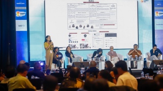 Narasumber memberikan pemaparan dalam sesi talkshow dan workshop saat acara Local Media Summit (LMS) 2025 di Hotel JW Marriot, Jakarta, pada Selasa (7/10/2025). [Suara.com/Alfian Winanto]
