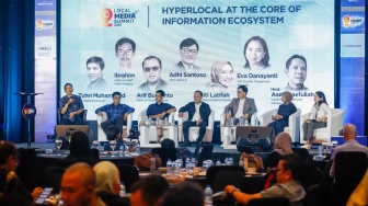 Narasumber memberikan pemaparan dalam sesi talkshow dan workshop saat acara Local Media Summit (LMS) 2025 di Hotel JW Marriot, Jakarta, pada Rabu (8/10/2025). [Suara.com/Alfian Winanto]