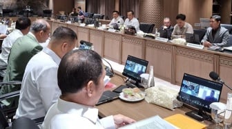 Seskab Teddy Indra Wijaya dan Mensesneg Prasetyo Hadi Hadiri Rapat Strategis di DPR, Bahas Apa?