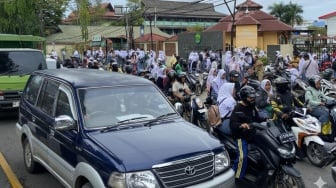 Setiap Pagi, Siswa Samarinda Berjibaku Menyeberang di Jalan Padat Tanpa JPO
