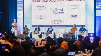 Narasumber memberikan pemaparan dalam sesi talkshow dan workshop saat acara Local Media Summit (LMS) 2025 di Hotel JW Marriot, Jakarta, pada Selasa (7/10/2025). [Suara.com/Alfian Winanto]