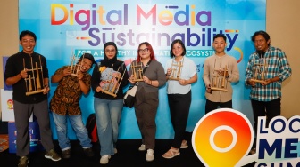 Peserta foto bersama saat acara Local Media Summit (LMS) 2025 di Hotel JW Marriot, Jakarta, pada Selasa (7/10/2025). [Suara.com/Alfian Winanto]