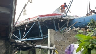 Melawan Maut di Bawah Reruntuhan, Kisah Pilu Ibu dan Anak Terluka Robohnya Dua Billboard Tangsel