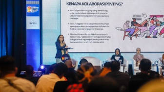 Narasumber memberikan pemaparan dalam sesi talkshow dan workshop saat acara Local Media Summit (LMS) 2025 di Hotel JW Marriot, Jakarta, pada Selasa (7/10/2025). [Suara.com/Alfian Winanto]