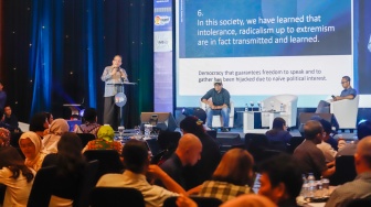 Narasumber memberikan pemaparan dalam sesi talkshow dan workshop saat acara Local Media Summit (LMS) 2025 di Hotel JW Marriot, Jakarta, pada Rabu (8/10/2025). [Suara.com/Alfian Winanto]