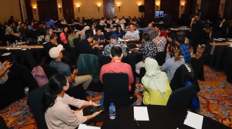Para peserta mengikuti Coaching Clinic dalam sesi talkshow dan workshop saat acara Local Media Summit (LMS) 2025 di Hotel JW Marriot, Jakarta, pada Rabu (8/10/2025). [Suara.com/Alfian Winanto]