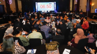 Para peserta mengikuti Coaching Clinic dalam sesi talkshow dan workshop saat acara Local Media Summit (LMS) 2025 di Hotel JW Marriot, Jakarta, pada Rabu (8/10/2025). [Suara.com/Alfian Winanto]