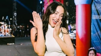 Cincin Lamaran Erika Carlina Disorot, Ukuran Berlian Dinyiyirin Warganet?